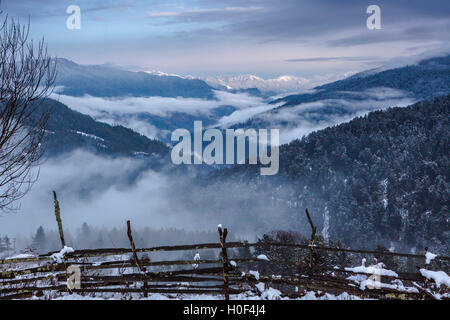 Ackerland im Himalaya, Schnee gebunden Haa Tal, Bhutan Stockfoto