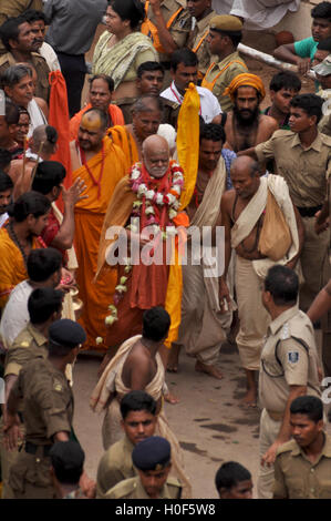Puri, Odisha, Indien - 3. Juli 2011: JJagadguru Shankaracharya teilnehmen, bei der feierlichen Anlass von Lord Jagannath Yatra bei Puri, Odisha, Indien Stockfoto