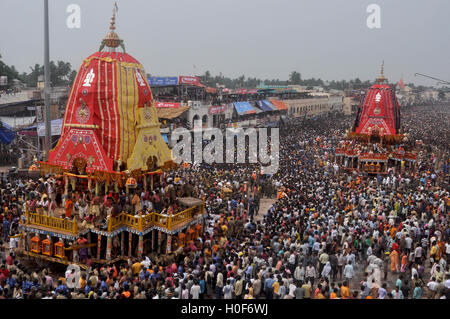 Puri, Odisha, Indien - 3. Juli 2011: Glorreiche Streitwagen von Lord Balbhadra und Lord Jagannath begleitet von Tausenden von begeisterten Pilgern bei Puri India Stockfoto