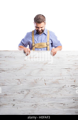 Hübsche Hipster Mann in bayerischer Tracht, Studio sho Stockfoto