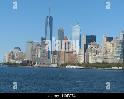 Downtown Manhattan mit One World Trade Center links Stockfoto