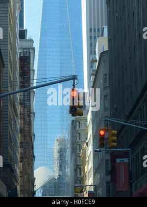 One World Trade Center, entworfen von Architekt David Childs mit roten Lichtern Stockfoto