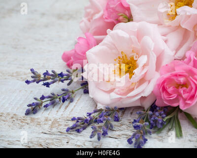 Blasse und helle Rosen und Provence Lavendel Bouquet auf dem hölzernen rustikalen Hintergrund Stockfoto