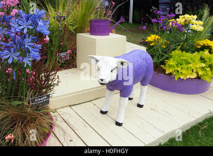 Anzeige der verschiedenen Blumen in Töpfen mit einem lila Fiberglas Schaf an Tatton Park Flower Show 2016 in Cheshire, England. Stockfoto