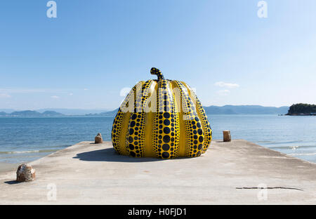 NAOSHIMA, JAPAN. 6. Juni: Riesenkürbis Yayoi Skulptur in Naoshima. 6. Juni 2016 auf Naoshima Art Insel, Japan. Stockfoto