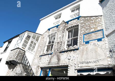 Die "Shell-Haus" ein Haus in Polperro, Cornwall, UK, die Außenwände sind mit Muscheln von den lokalen Stränden verziert. Stockfoto