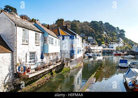 Urlaub auf dem Land durch den Hafen von Polperro in Cornwall, England, UK Stockfoto