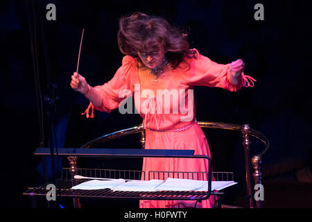 Debbie Wiseman leitet die Academy of St. Martin in die Felder Orchester am Classic FM Live in der Royal Albert Hall in London. Das Konzert wird von Großbritanniens beliebtesten Klassik-Station, klassische zegit PRESS ASSOCIATION Foto gehostet. Bild Datum: Dienstag, 20. September 2016. Bildnachweis sollte lauten: Matt Crossick/PA Wire Stockfoto