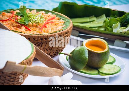 Asiatischer Pfannkuchen auf Bananenblatt mit Gurke und Passionsfrucht-sauce Stockfoto