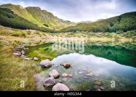 Blick auf "die hundert Seen Park" in den Bergen von Parma, Italien Stockfoto