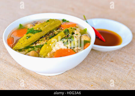 Bitter Melone Suppe mit Schweinefleisch und Fisch-Sauce gedünstet Stockfoto