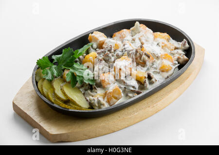Pan Village mit Rinderfilet, Champignons und Bratkartoffeln auf Holzbrett Stockfoto