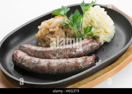 Aus der Türkei Kalbfleisch gebraten mit Paprika Wurst in schwarze Pfanne auf Holzbrett Stockfoto