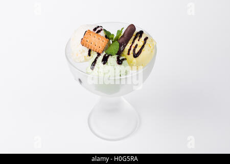 Eis mit Schokolade, Kekse und Minze Blatt in weiße Tasse Stockfoto