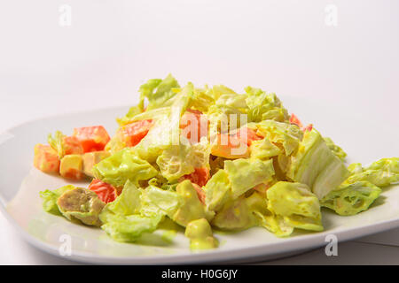 Gebratenes Huhn, Tomaten, chinesische Salat und Croutons mit pikanter sauce Stockfoto