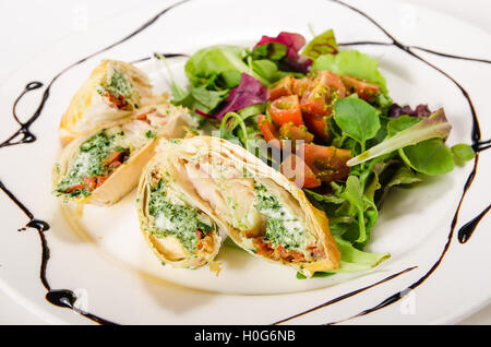 Zander-Filet mit Frischkäse und Spinat in Filo-Teig mit einem hellen Grün mix Stockfoto