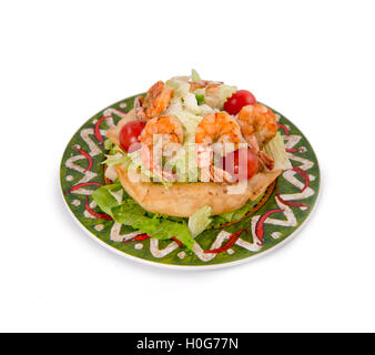Mexikanischen Stil Salate mit Shrimps, Lachs, Zitrone und Salat auf weißem Hintergrund Stockfoto