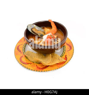 Mexikanischen Stil Meeresfrüchte Suppe mit Garnelen, Lachs und Muscheln in schwarz Schüssel Stockfoto