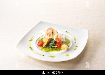 Poiret-Basilikum-Butter-Sauce von Weißfisch auf weißen Teller Hintergrund Stockfoto