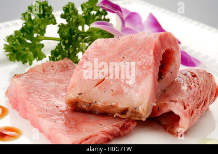 Frisch gebratenes Rindfleisch auf weißen Teller mit Kräutern im restaurant Stockfoto