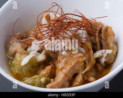 Japanischen Wagyu Motu Eintopf Miso mit Zwiebel-Suppe in der Schüssel weiß Stockfoto