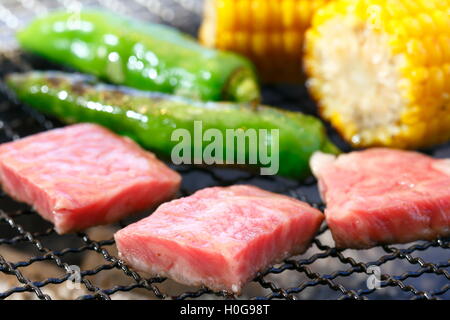 Schweinefleisch mit grünem Chili und Mais auf heiße Holzkohle Grillen in Würfel Stockfoto