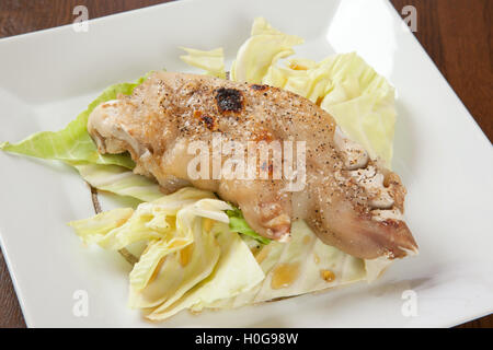 Simmering Schwein Fuß Sampei mit Kohl auf weiße Platte gegrillt Stockfoto