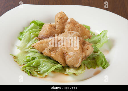 Fried von simmering Schwein Fuß Sampei auf weißem Teller Stockfoto