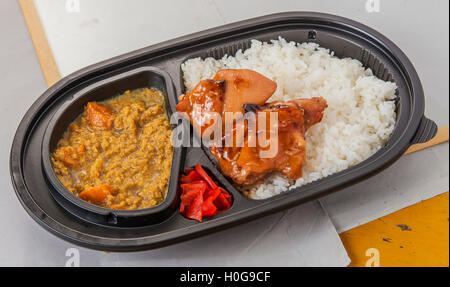 Teriyaki Chickencurry mit frittierten Tempura, Chili und Reis in Bento-box Stockfoto
