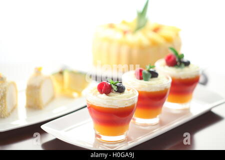 Die Saison der Passionsfrucht und Hawaii-Stil von Dessert mit süßer Sahne auf weißem Teller Stockfoto