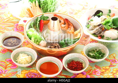 Gesunde, kreative Thai hot Pot mit Garnelen, Pilzen, Brokkoli, Zwiebel, Knoblauch und Zitrone in großen Eintopf Stockfoto