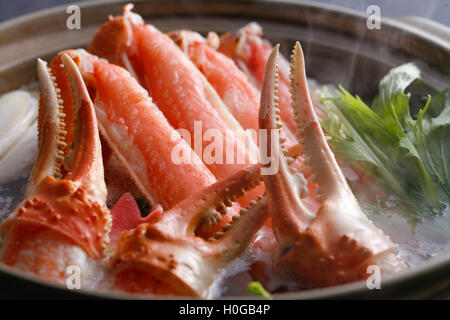 Hot Pot von Scheren und Beine in großen Eintopf mit Kräutern im asiatischen restaurant Stockfoto