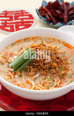 Dandan Nudeln mit Sprossen und gehacktem Schweinefleisch im chinesischen Stil Stockfoto