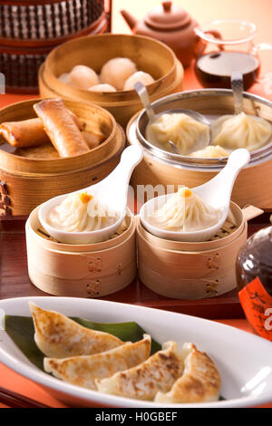 Chinesische Dim Sum Garnelen Knödel auf weißem Teller im restaurant Stockfoto