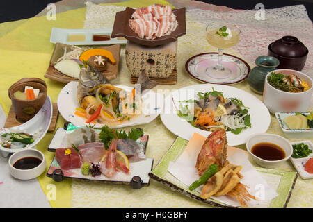 Sommer Bankett Kaiseki, Okurasoba, süße Shrimps, Makrele, Suzuki Amberjack Thunfisch, Tintenfisch über gekochtes Essen, Isa Baum Gemüse Stockfoto