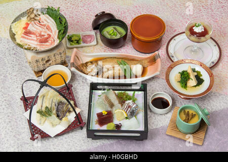 Frühling Bankett Kaiseki Mahlzeit mit geschmorter Zackenbarsch, frische Suhi, Miso-Suppe, Zitrone, Rindfleisch, Tempura, Käse und Chili in japanischen styl Stockfoto