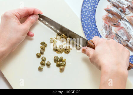 Hacken Spicies für Sardin Fisch Rezept in der Küche Stockfoto