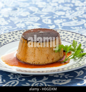 Ei-Pudding-Kuchen oder Torte, einen oben offenen Gebäck Fall mit einem herzhaften oder süßen Füllung. Stockfoto