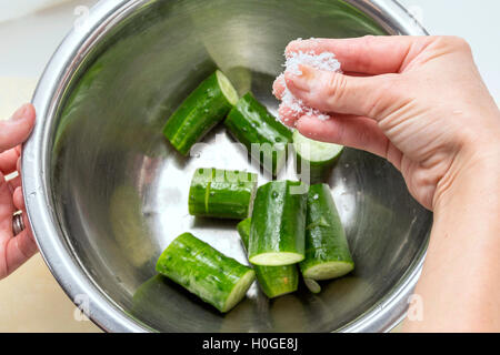 Salzen, frische grüne Gurken in der Küche Stockfoto