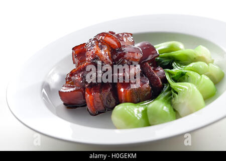 Süß und sauer sautierten Rippchen mit Kraut auf weißem Teller Stockfoto