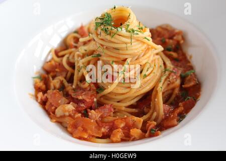 Getrocknete Spaghetti mit Rindfleisch und Tomaten Stockfoto