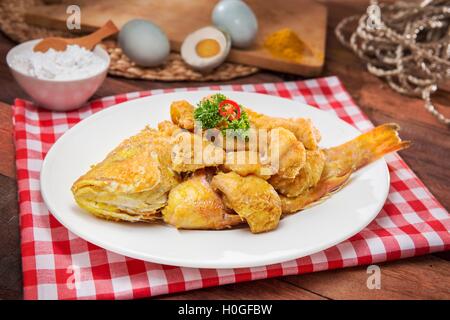 Platte mit gebratenen Fisch auf dem Tisch im restaurant Stockfoto