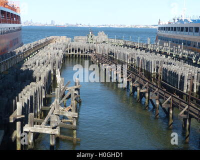 Druck behandeltem Holz Säulen der Staten Island Ferry docks Stockfoto