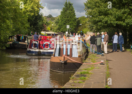 Freizeit für Menschen kreuzen auf Kanalboote oder zu Fuß auf dem Leinpfad - Leeds-Liverpool Kanal, Skipton, North Yorkshire, GB. Stockfoto
