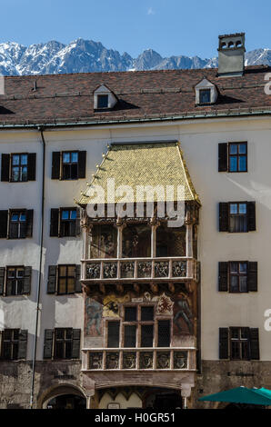 Der Erker ist in geschnitzten Reliefs Wandmalereien und acht geformten Wappen dekoriert. Stockfoto