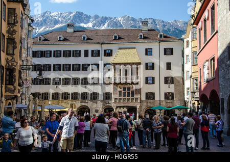 Der Erker ist in geschnitzten Reliefs Wandmalereien und acht geformten Wappen dekoriert. Stockfoto