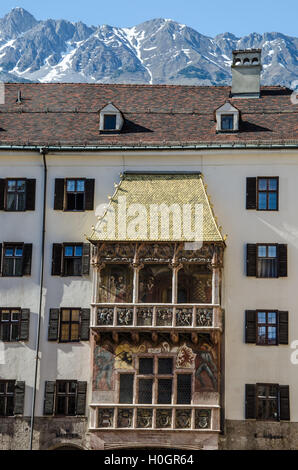 Der Erker ist in geschnitzten Reliefs Wandmalereien und acht geformten Wappen dekoriert. Stockfoto