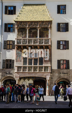 Der Erker ist in geschnitzten Reliefs Wandmalereien und acht geformten Wappen dekoriert. Stockfoto