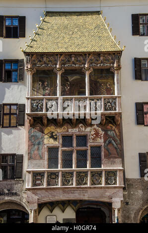 Der Erker ist in geschnitzten Reliefs Wandmalereien und acht geformten Wappen dekoriert. Stockfoto