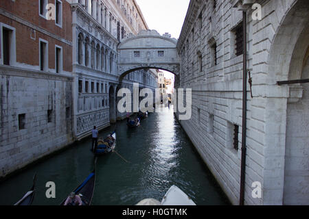 Die Gondeln fahren nach oben und unten die Kanäle in Venedig, Italien Stockfoto